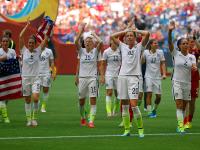 爱游戏体育直播-夺冠热门球队在比赛中展现出强大实力