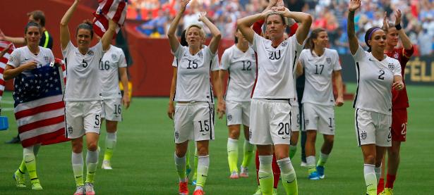 爱游戏体育直播-夺冠热门球队在比赛中展现出强大实力