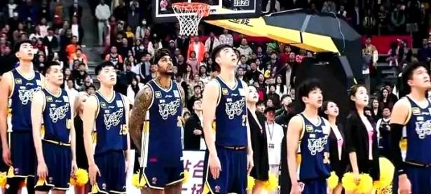 爱游戏官网-两国篮球队的对决，场面激烈而紧张