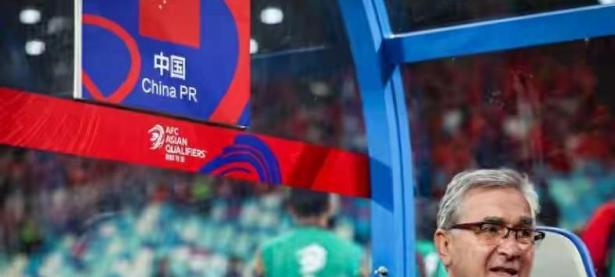 爱游戏官网-教练组研究新战术应对对手，球队备战备受关注