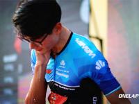 爱游戏体育网站-高手云集，实力碾压，球场上呈现出一幅巅峰对决的画面