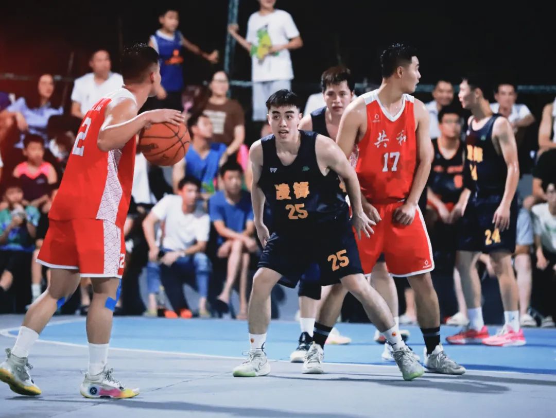 精彩篮球比赛吸引大批球迷观看 精彩篮球比赛吸引大批球迷观看