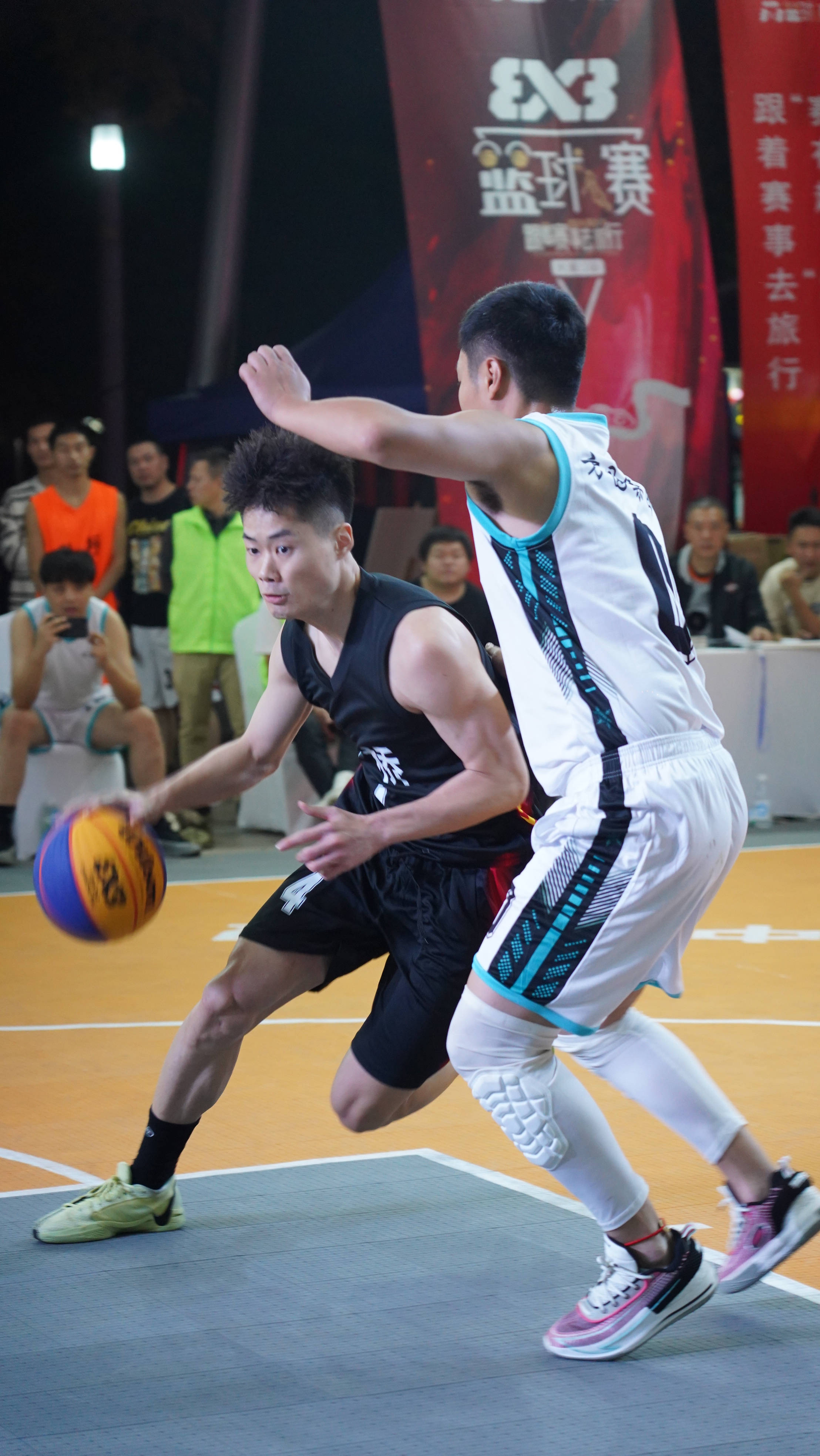 精彩篮球比赛吸引大批球迷观看 精彩篮球比赛吸引大批球迷观看