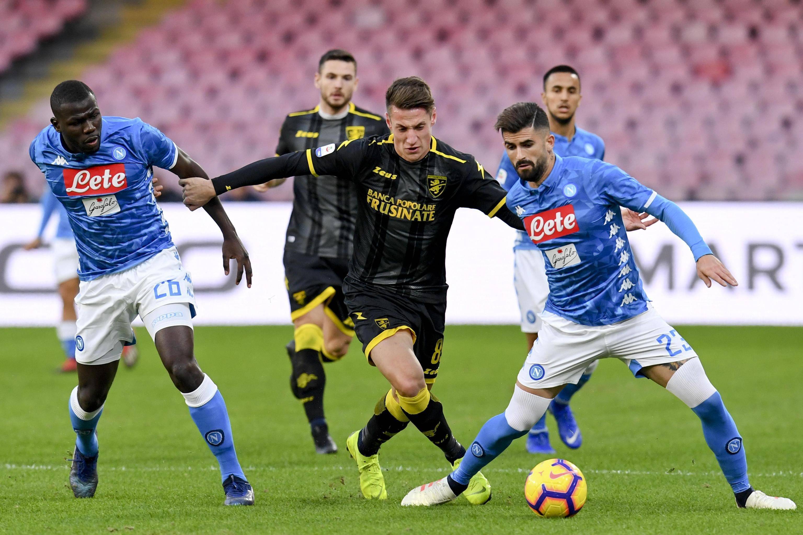 那不勒斯队面临对手萨索洛的挑战 那不勒斯队面临对手萨索洛的挑战