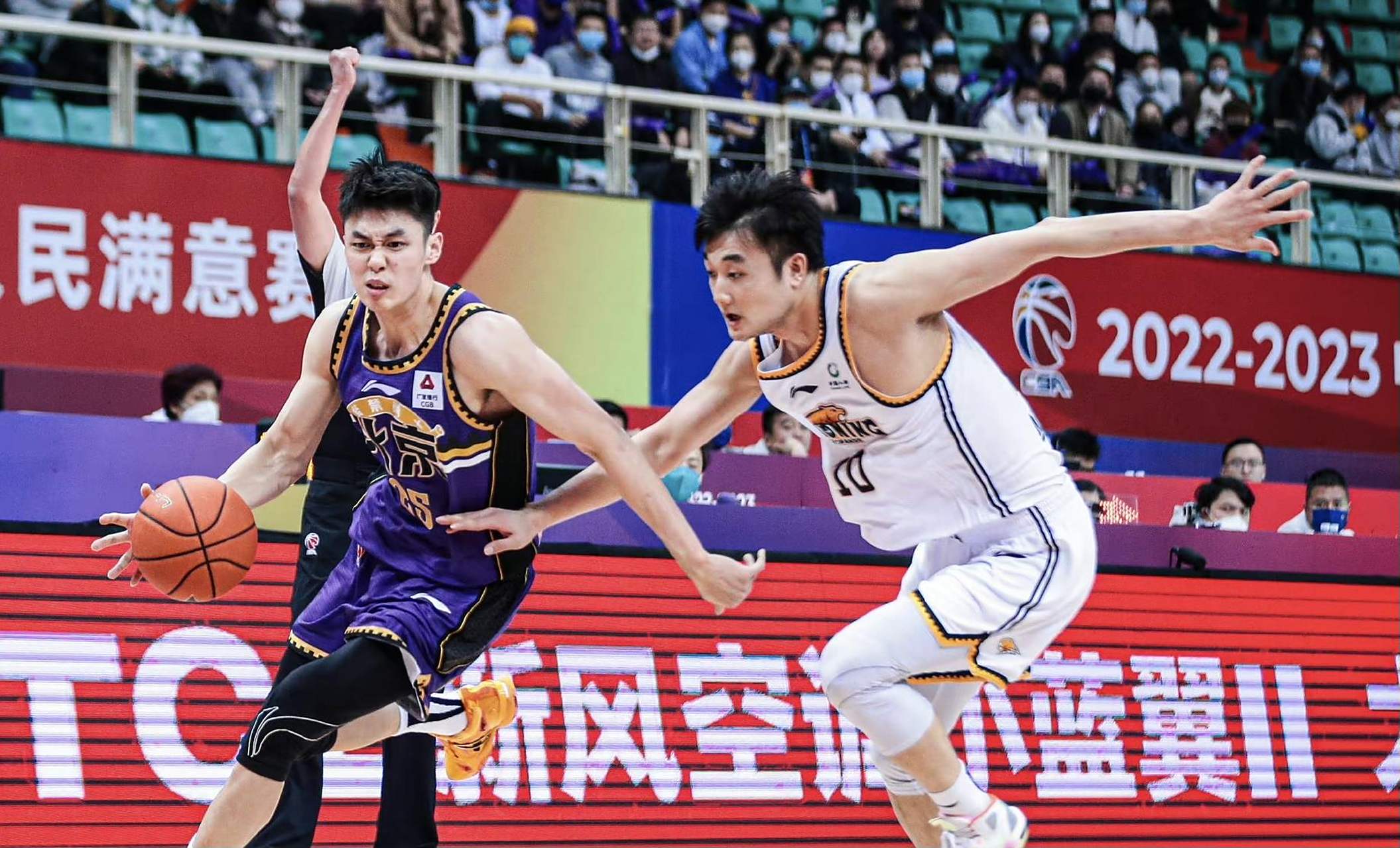 日本篮球联赛经典对决开始,东西区球队火爆较量的简单介绍 日本篮球联赛经典对决开始,东西区球队火爆较量的简单介绍