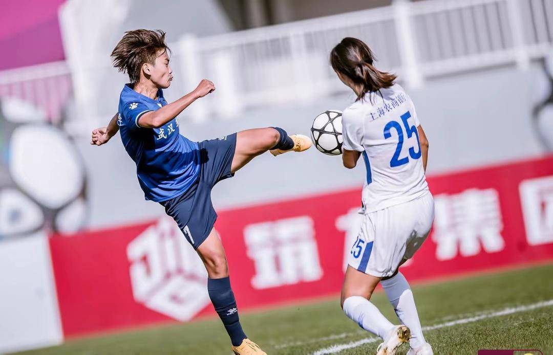 女足球员们在比赛中不畏强手 女足球员们在比赛中不畏强手
