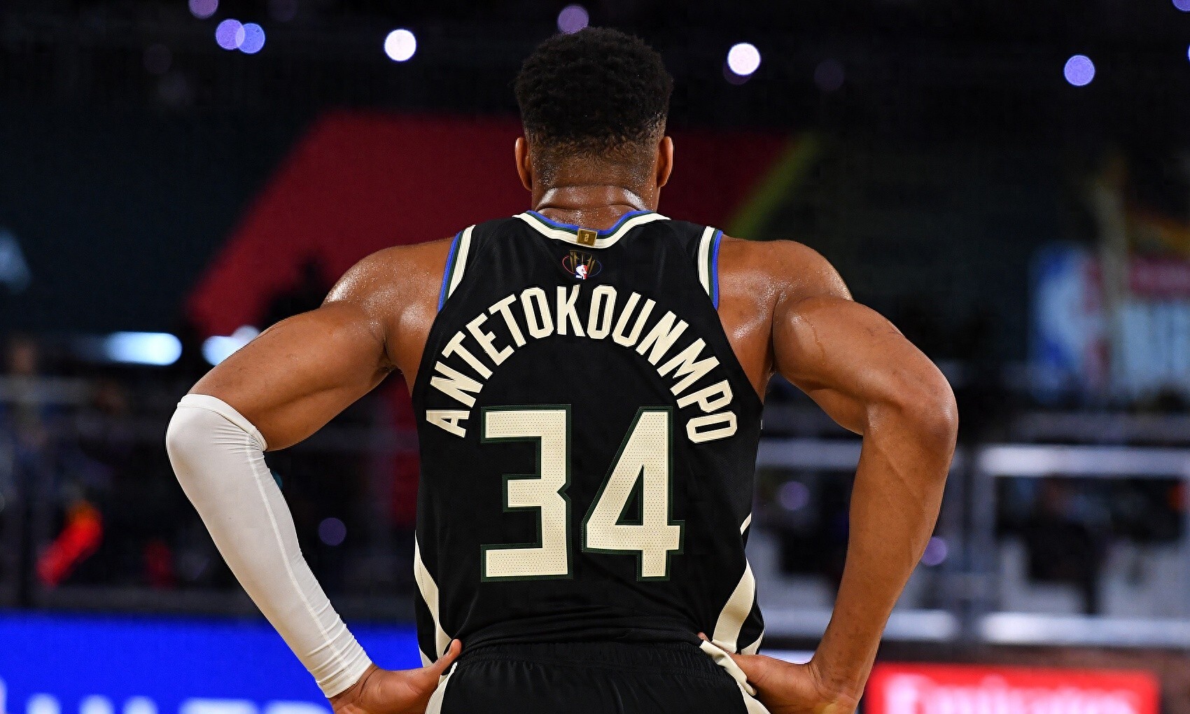 雄鹿队大胜,字母哥成为全场焦点 雄鹿队大胜,字母哥成为全场焦点