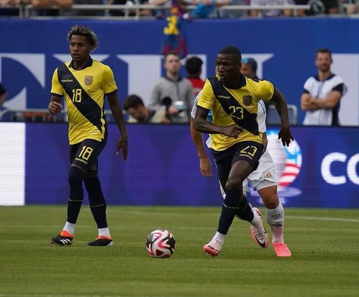 厄瓜多尔球员在国际比赛中踢出好戏 厄瓜多尔球员在国际比赛中踢出好戏