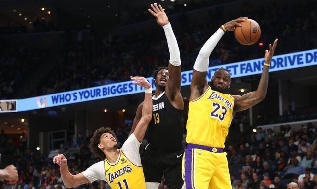 关于湖人大胜雄鹿,詹姆斯砍下三十分高效表现的信息 关于湖人大胜雄鹿,詹姆斯砍下三十分高效表现的信息