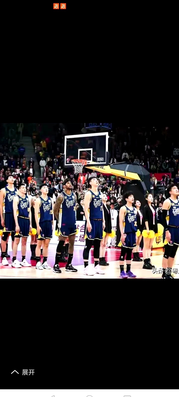 两国篮球队的对决,场面激烈而紧张 两国篮球队的对决,场面激烈而紧张