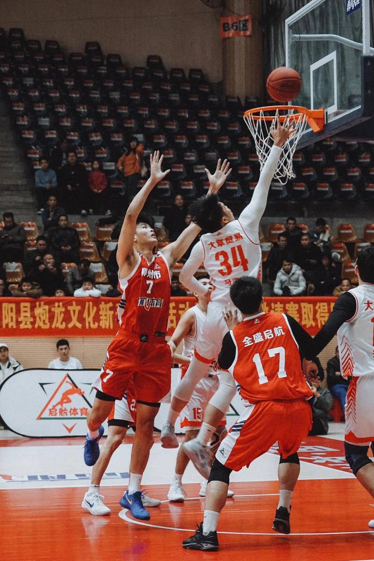 两国篮球队的对决,场面激烈而紧张 两国篮球队的对决,场面激烈而紧张