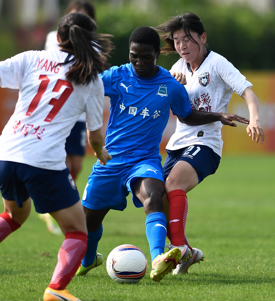 国际足球赛事中，女球员们竞技水平高超