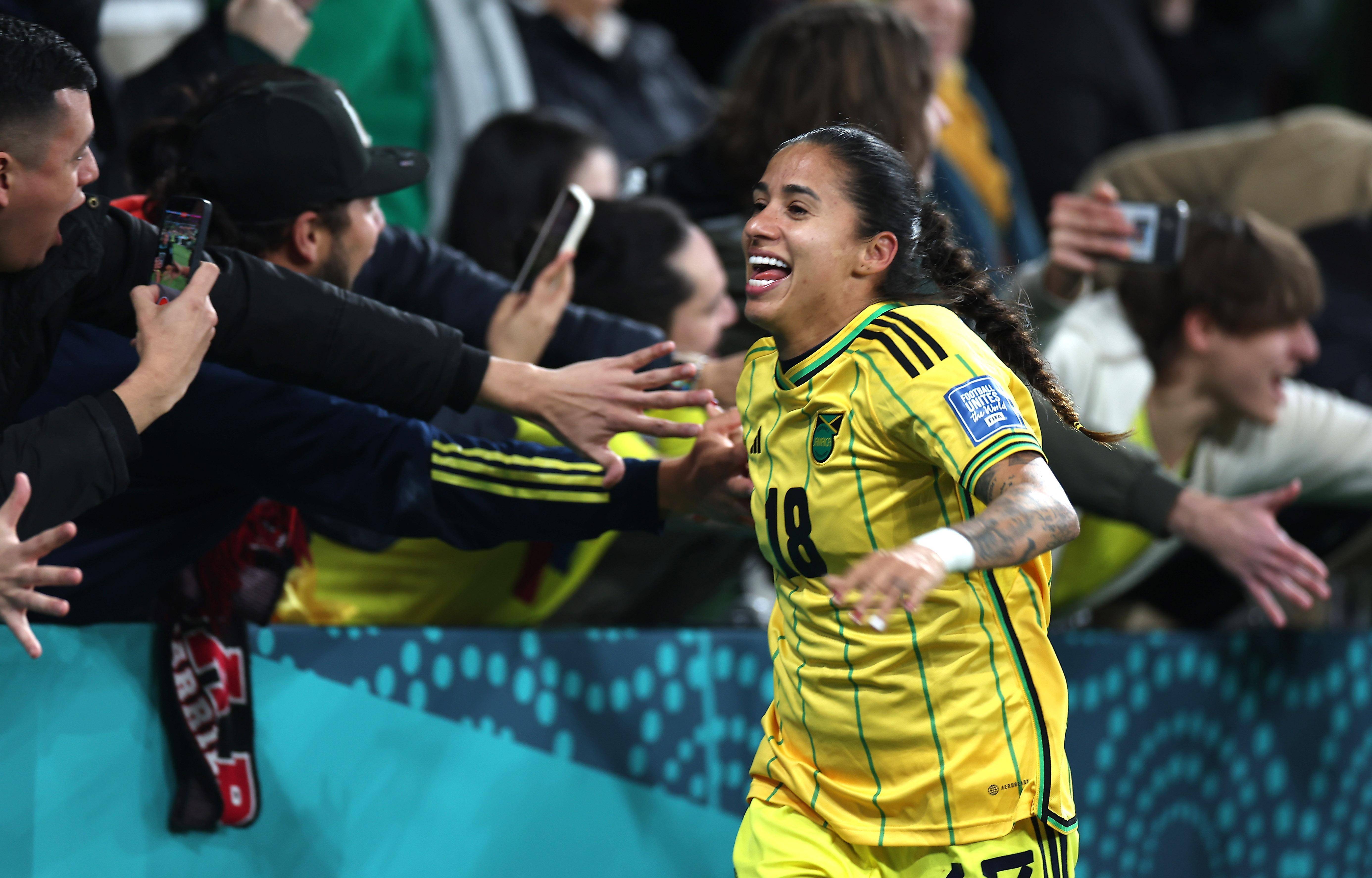 国际足球赛事中，女球员们竞技水平高超