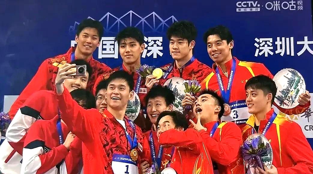 运动员表现抢眼,观众欢呼不断 运动员表现抢眼,观众欢呼不断