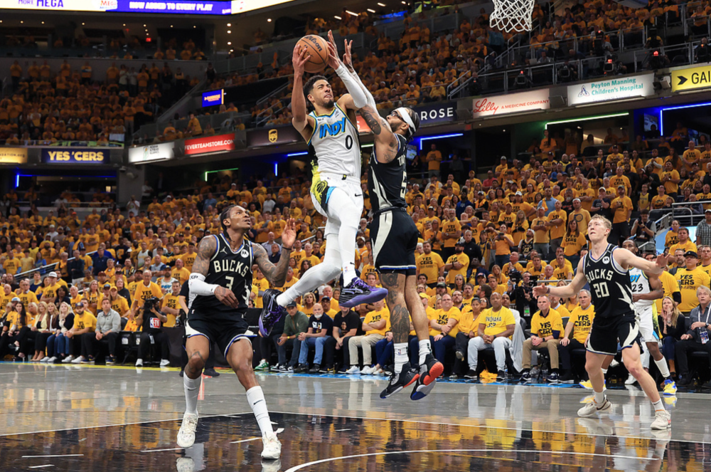 雄鹿客场负于步行者,米德尔顿失绝杀 雄鹿客场负于步行者,米德尔顿失绝杀