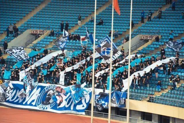 狂热球迷现场助威,场面火爆异常的简单介绍 狂热球迷现场助威,场面火爆异常的简单介绍