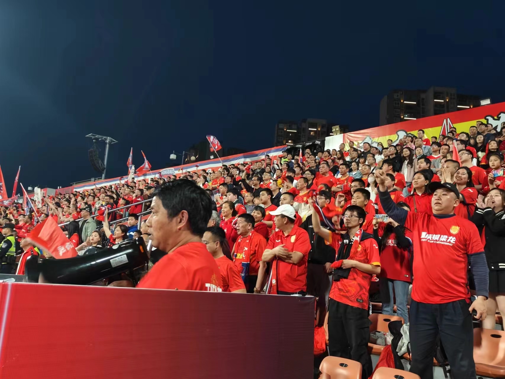 狂热球迷现场助威,场面火爆异常的简单介绍 狂热球迷现场助威,场面火爆异常的简单介绍